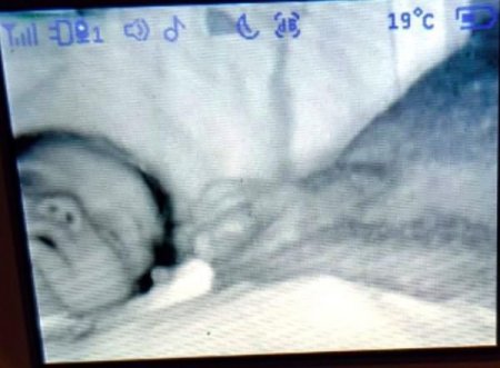 Мама залишила камеру у кімнаті сина і та зняла руки, які тягнулися до малюка (фото)