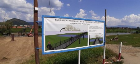У Мукачеві почали будівництво першого у місті пішохідного мосту (фото)