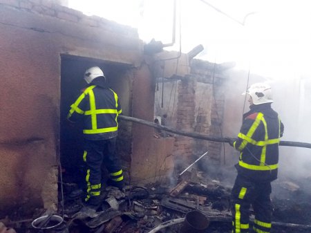 Мукачівські рятувальники ліквідували пожежу в надвірній споруді