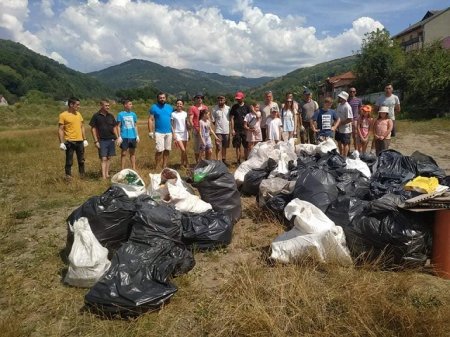 Суботник на Тисі: рахівські активісти зібрали 8 кубометрів сміття