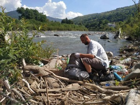 Суботник на Тисі: рахівські активісти зібрали 8 кубометрів сміття