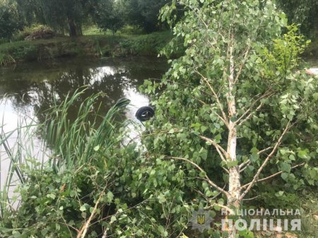 На Закарпатті водій втопив у озері свого пасажира (ФОТО)