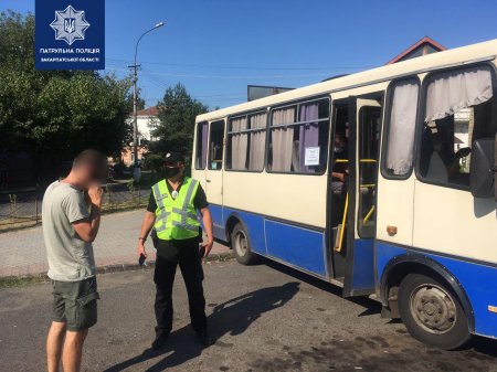 На Закарпатті патрульні поліцейські перевіряють всі підряд автобуси (фото)