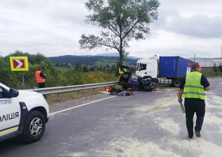 На Львівщині авто закарпатця врізалося в автопоїзд, загинула жінка, ще двох людей травмовано (ФОТО)