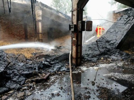 ОНОВЛЕНО: Хустські рятувальники ліквідували пожежу в цеху із виготовлення паливних брикетів