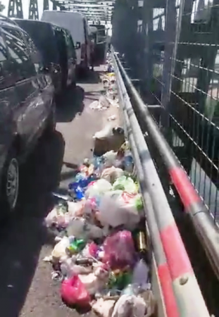 Відео дня: Угорці не прибирають сміття з свого боку моста на КПП «Чоп» - «Загонь» (відео)