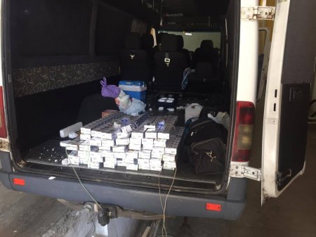 103 блоки сигарет, ретельно заховані в обшивці стелі мікроавтобуса, не оминули пильного ока митника (фото)