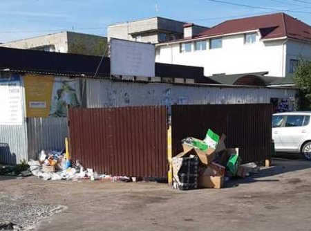 Тиснява, хаос та антисанітарія": у Сваляві жителы скаржаться на порядки на місцевому ринку (фото)