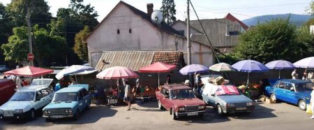 Тиснява, хаос та антисанітарія": у Сваляві жителы скаржаться на порядки на місцевому ринку (фото)