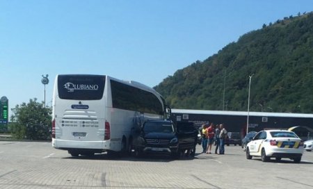 У Мукачеві туристичний автобус зіштовхнувся з позашляховиком