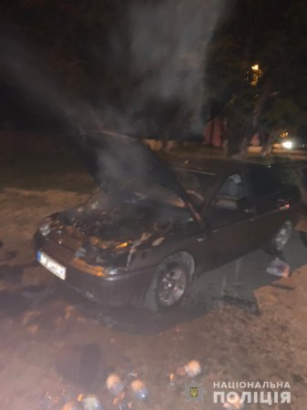 Поліцейські Тячівщини допомогли жінці-водію загасити палаючий автомобіль
