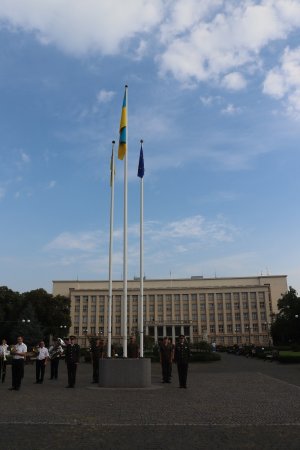 Церемонія підняття прапора України відбулася на площі Народній в Ужгороді