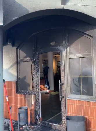 В Мукачеві вночі невідомий підпалив вхідні двері місцевого  кафетерію