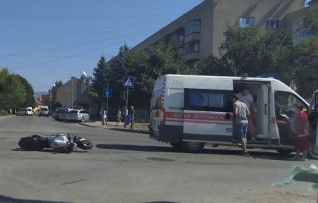 В Ужгороді ДТП: мотоцикліст зіткнувся з мікроавтобусом (фото)