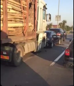 На Ужгородщині лісовоз в’їхав в легковики