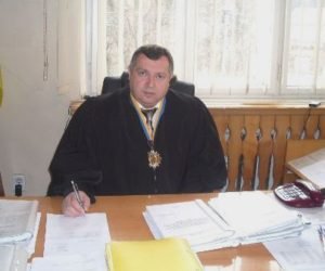 Суддя Хустського райсуду відпустив під домашній арешт місцевого наркоторгівця «Тарі» Суддя Хустського райсуду відпустив під домашній арешт місцевого наркоторгівця «Тарі»