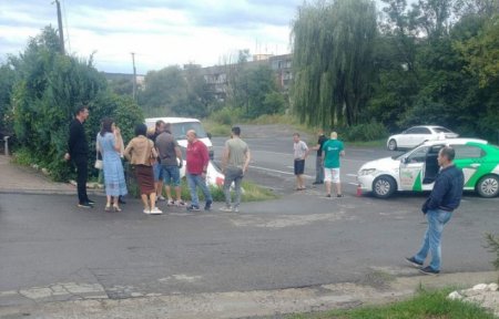 Під Ужгородом внаслідок зіткнення з таксі Skoda вилетіла у кювет (фото)