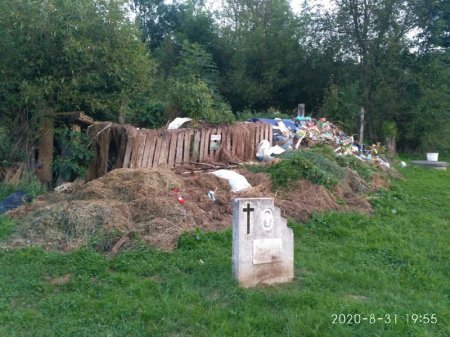 На Рахівщині волонтери приберуть занедбаний смітник на цвинтарі (ФОТО)