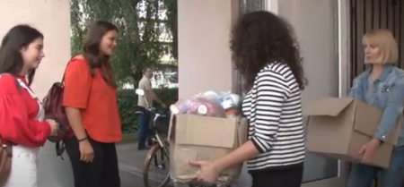 Волонтерки в Ужгороді безкоштовно допомагають жителям доправляти сміття на переробку (відео)