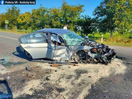 Жахлива ДТП неподалік Закарпаття: у Словаччині автівка розбилася вщент (ФОТО)