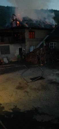 Надзвичайна подія в Рахові: вогонь знищив двоповерховий будинок (фото)