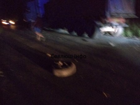 На виїзді із Виноградова ДТП: лобове зіткнення в результаті чого  із однієї повилітали колеса (фото, відео)