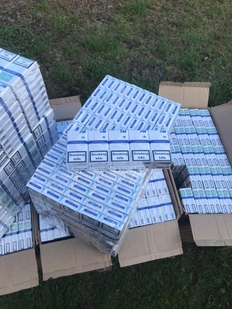 На Закарпатті поблизу кордону контрабандисти покинули майже 6000 пачок сигарет