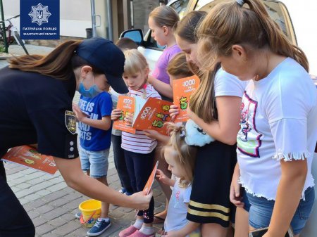 Патрульні проводять пізнавальні бесіди у дворах будинків для дорослих та дітей (фото)