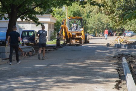 Готуються до виборів: В Ужгороді проводять ремонт прибудинкових територій