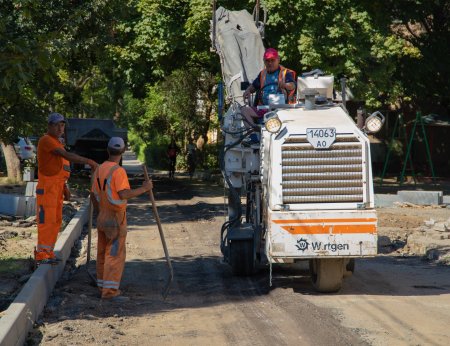 Готуються до виборів: В Ужгороді проводять ремонт прибудинкових територій