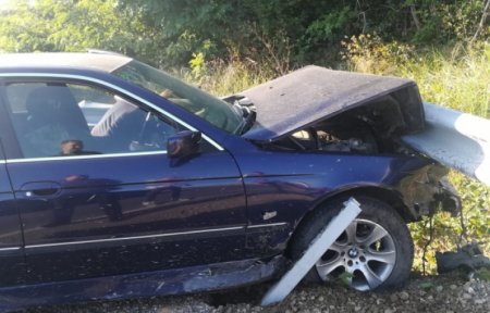 ДТП на Іршавщині: автомобіль BMW врізався у відбійник (фото)