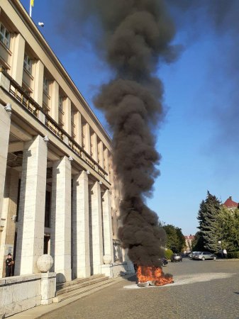 Під Закарпатською ОДА націоналісти палили шини та вимагали відставки Зеленського (фото)