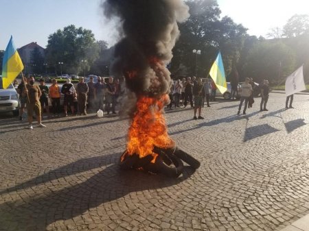 Під Закарпатською ОДА націоналісти палили шини та вимагали відставки Зеленського (фото)