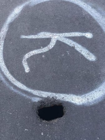 На Тячівщині посеред дороги в асфальті з'явилась загадкова дірка (Фото)