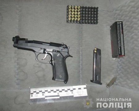 Пістолет та боєприпаси поліцейські Тячева виявили у іномарці жителя району 