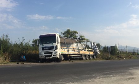 Біля Ужгорода вантажівка влетіла в обмежувальні бардюри кільцевого руху і перекинулася в кювет
