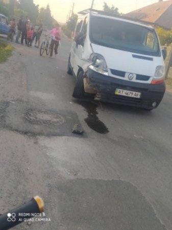 Вечірня автопригода в Ужгороді: не розминулися дві автівки (фото)