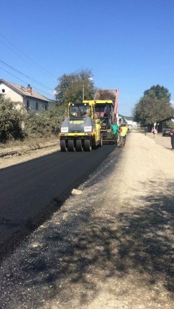 На Рахівщині  уже приступили до асфальтування дорожнього покриття