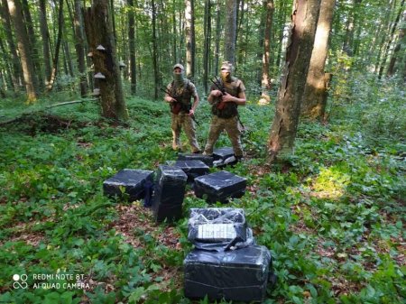 4320 пачок безакцизних сигарет, знайшли військовослужбовці вчора в лісі