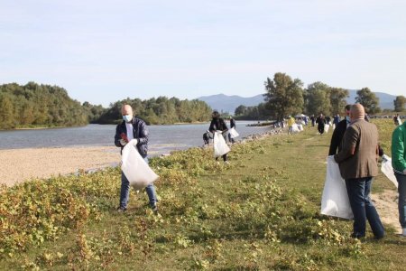 Міністр з Києва сміття збирав на Закарпатті (фото)