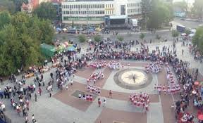 Закарпатець на очах у всієї Іршави, попросив свою дівчину стати йому дружиною