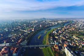 Креативний ремонт. В Мукачеві бетонний міст "латають" дошками (відео)