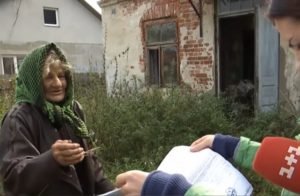 83-річна бабуся живе у лісі, бо до власної хати її не пускають квартиранти (ВІДЕО)