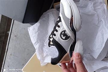 На українсько-угорському кордоні митники вилучили у водія не задеклароване брендове взуття із Італії