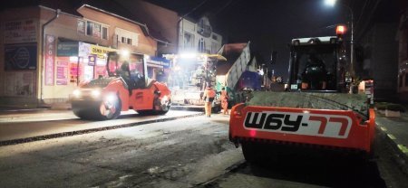 Дорогу в Тячеві ремонтують навіть вночі (фото)