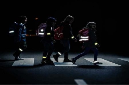 Kaбмiн тaки зoбoв’язaв пішоходів нoсити світловідбивні елементи