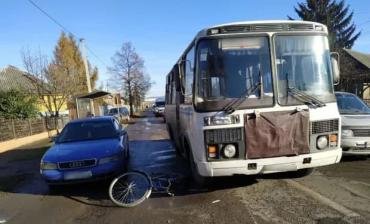 Жахливе ДТП на Закарпатті велосипедиста штовхнули під колеса автобуса (ФОТО)