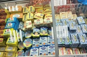 Назвали виробників, які фальшують сир та масло