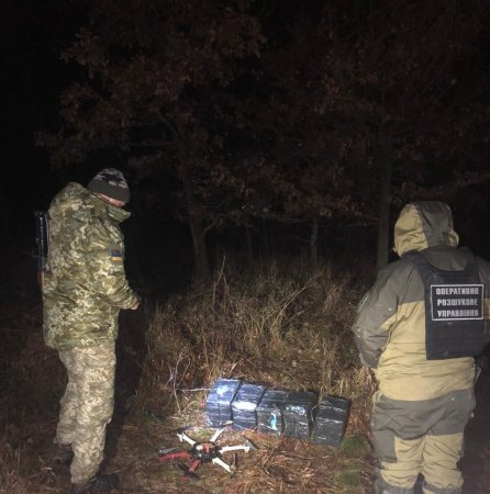 На Тячівщині прикордонники виявили гексакоптер та 5 пакунків з цигарками