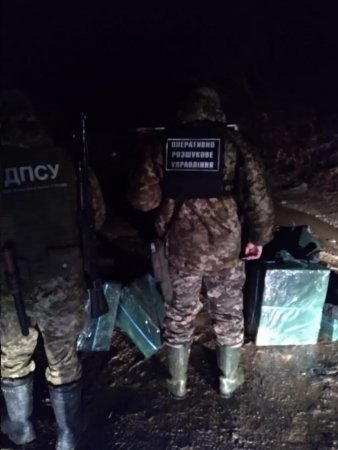 На Тячівщині контрабандисти покинули 4,4 тисячі безакцизних сигарет (фото)